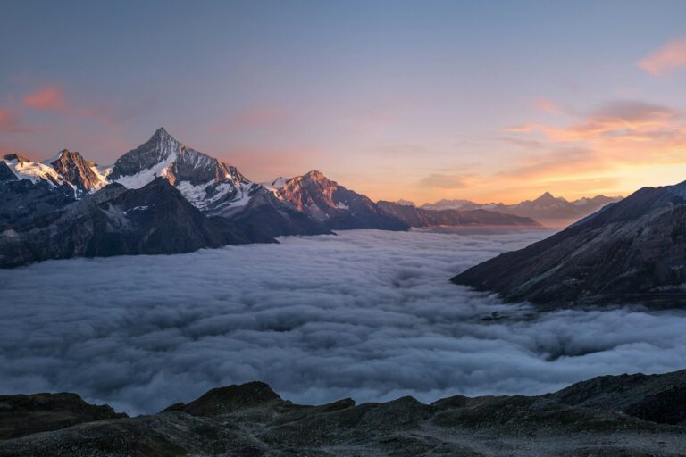 Nebel und Berge — Foto: Unsplash
