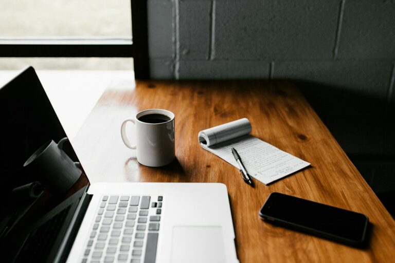 Morgenkaffee am Schreibtisch — Foto: Unsplash