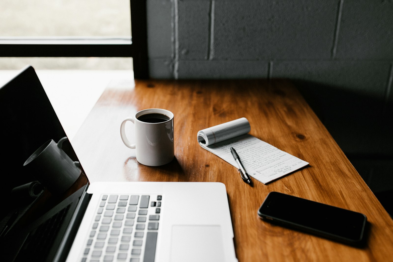 Morgenkaffee am Schreibtisch — Foto: Unsplash