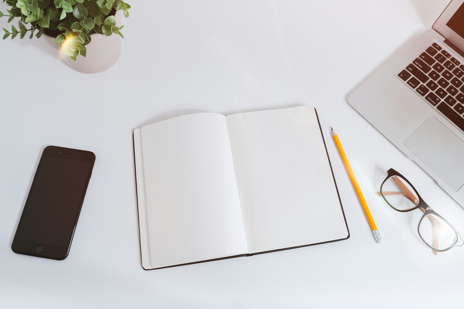 Arbeitsplatz mit Laptop — Foto: Unsplash